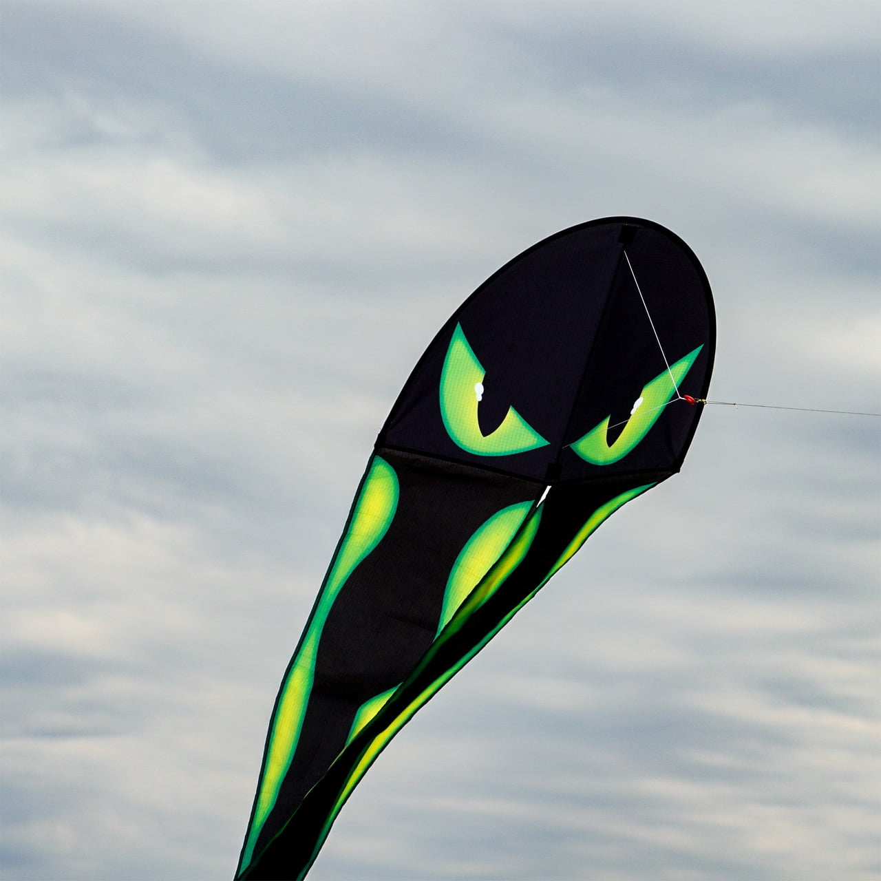 In the Breeze 3349 — 22" Eyes Dancing Dragon Kite — Easy Flying Single Line Kite