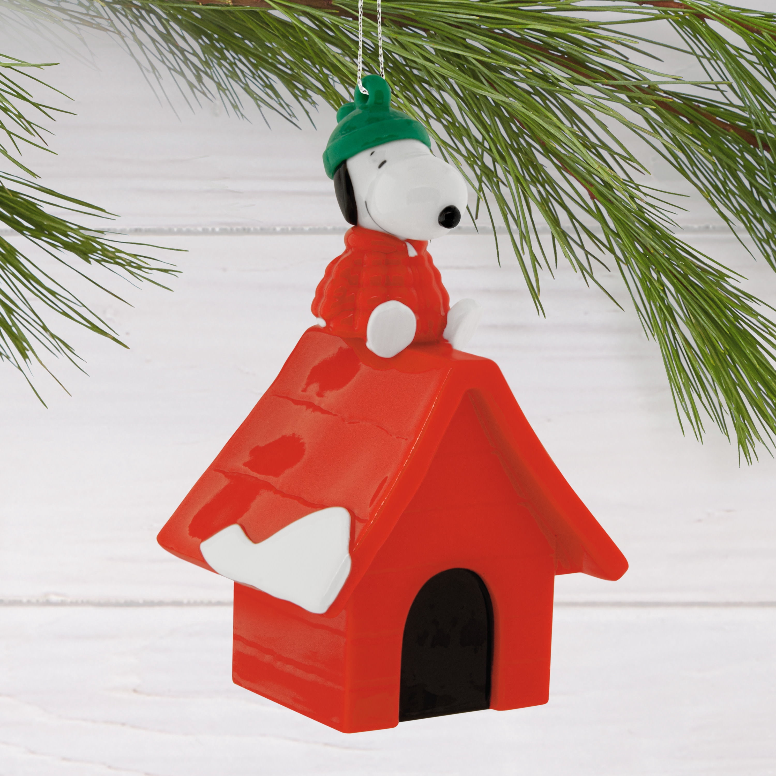 Hallmark Christmas Ornament (Peanuts Snoopy on Doghouse, Shttrprf), 1 Count
