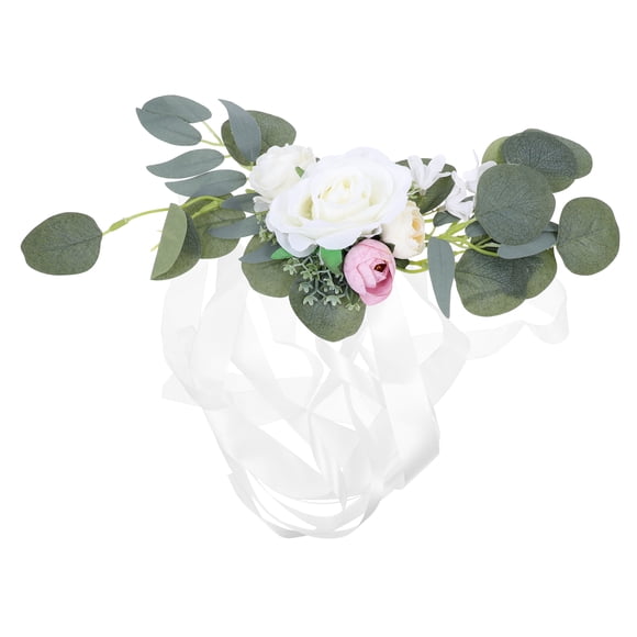 Simular el respaldo de la silla con flores para una boda, decoración floral romántica.