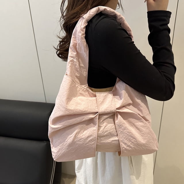 Bolso de hombro de poliéster ligero y gran capacidad con diseño de lazo, bolso versátil para el desplazamiento diario, viajes casuales y compras, disponible en rosa y beige.