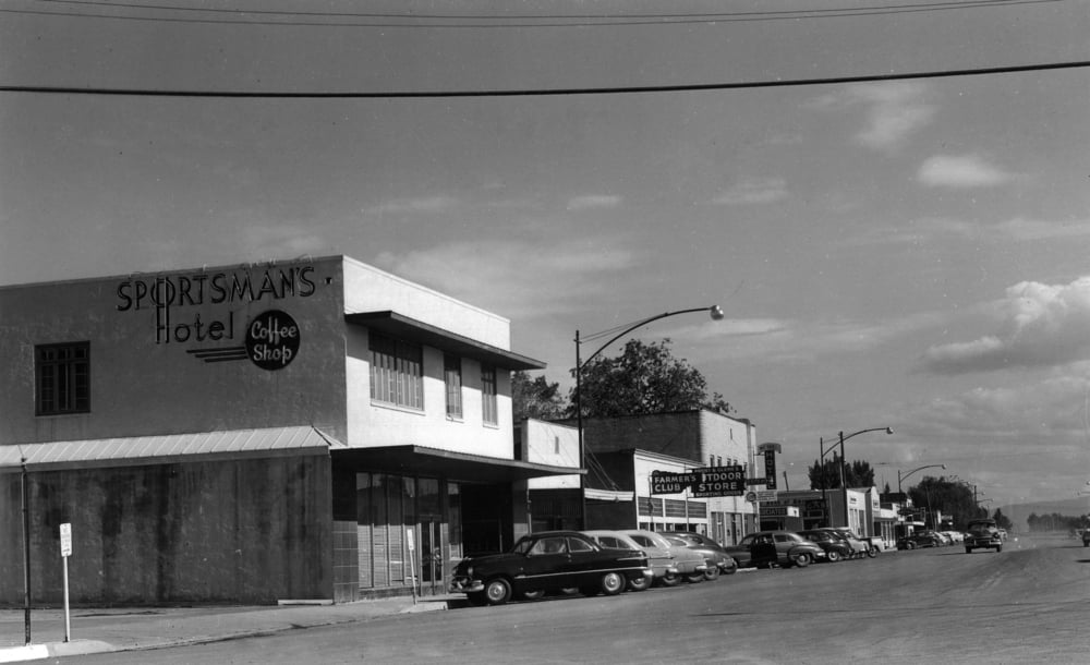 Tulelake, California, Sportsman's Hotel (24x36 Giclee Gallery Art Print