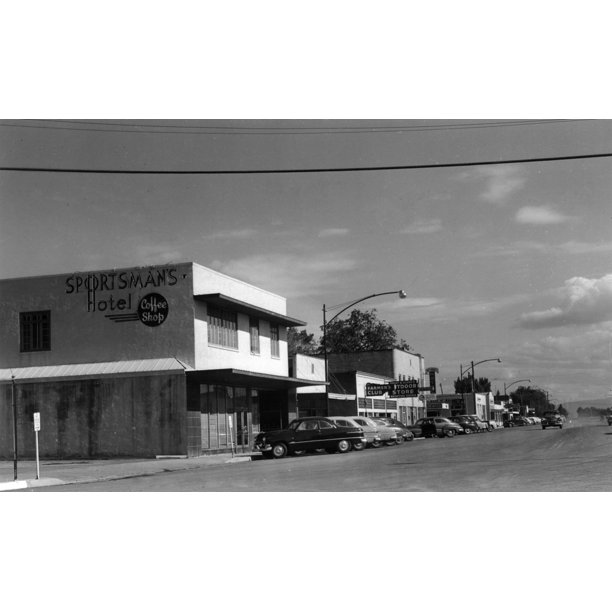 Tulelake, California, Sportsman's Hotel (24x36 Giclee Gallery Art Print