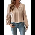 thumbnail image 3 of Blusa Informal Plisada de Larga con Cuello en V y Mangas Abullonadas para Mujer, Estilo Túnica Holgada de Negocios. Caqui S, 3 of 10