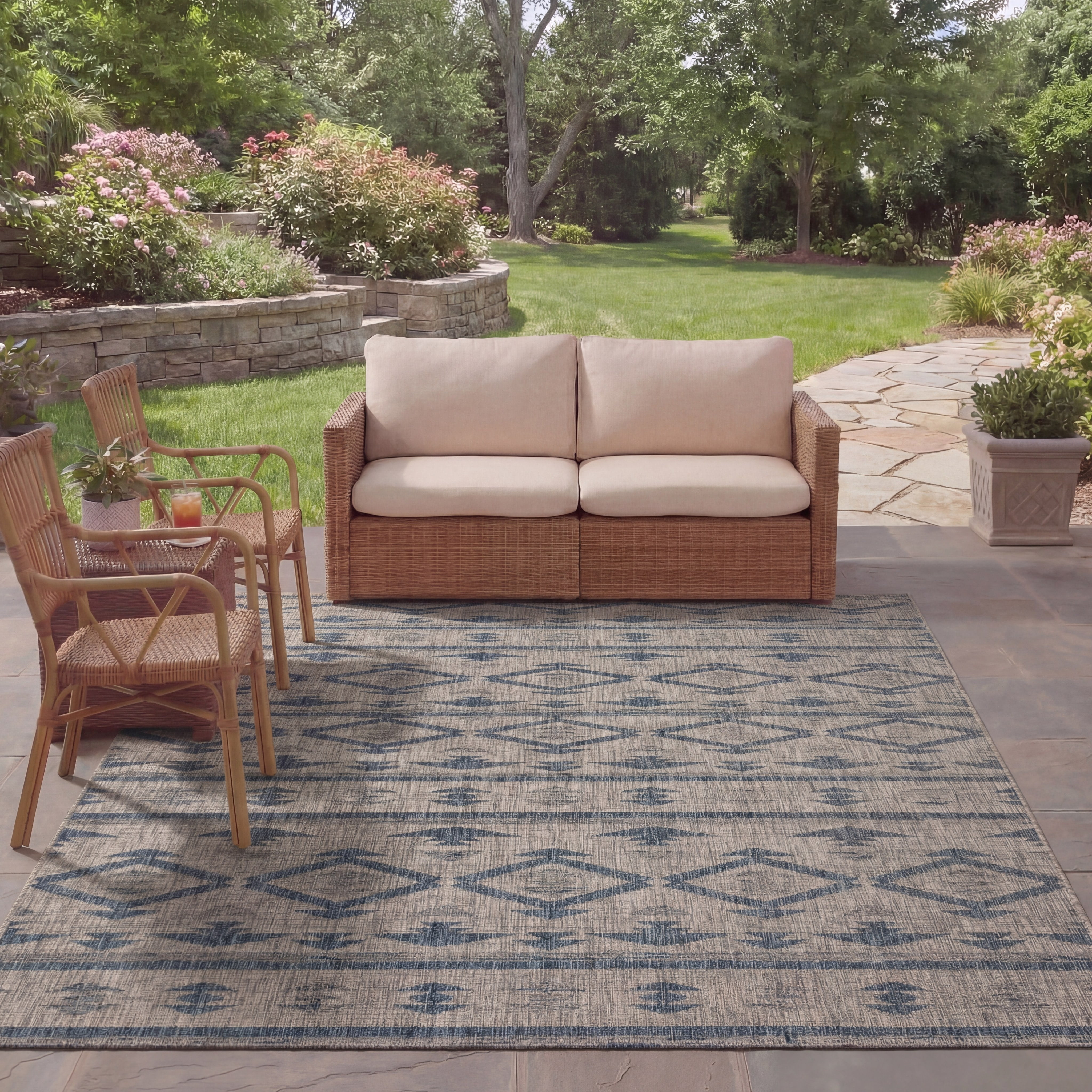SAFAVIEH Courtyard April Geometric Indoor/Outdoor Area Rug, Grey/Navy, 5'3" x 7'7"