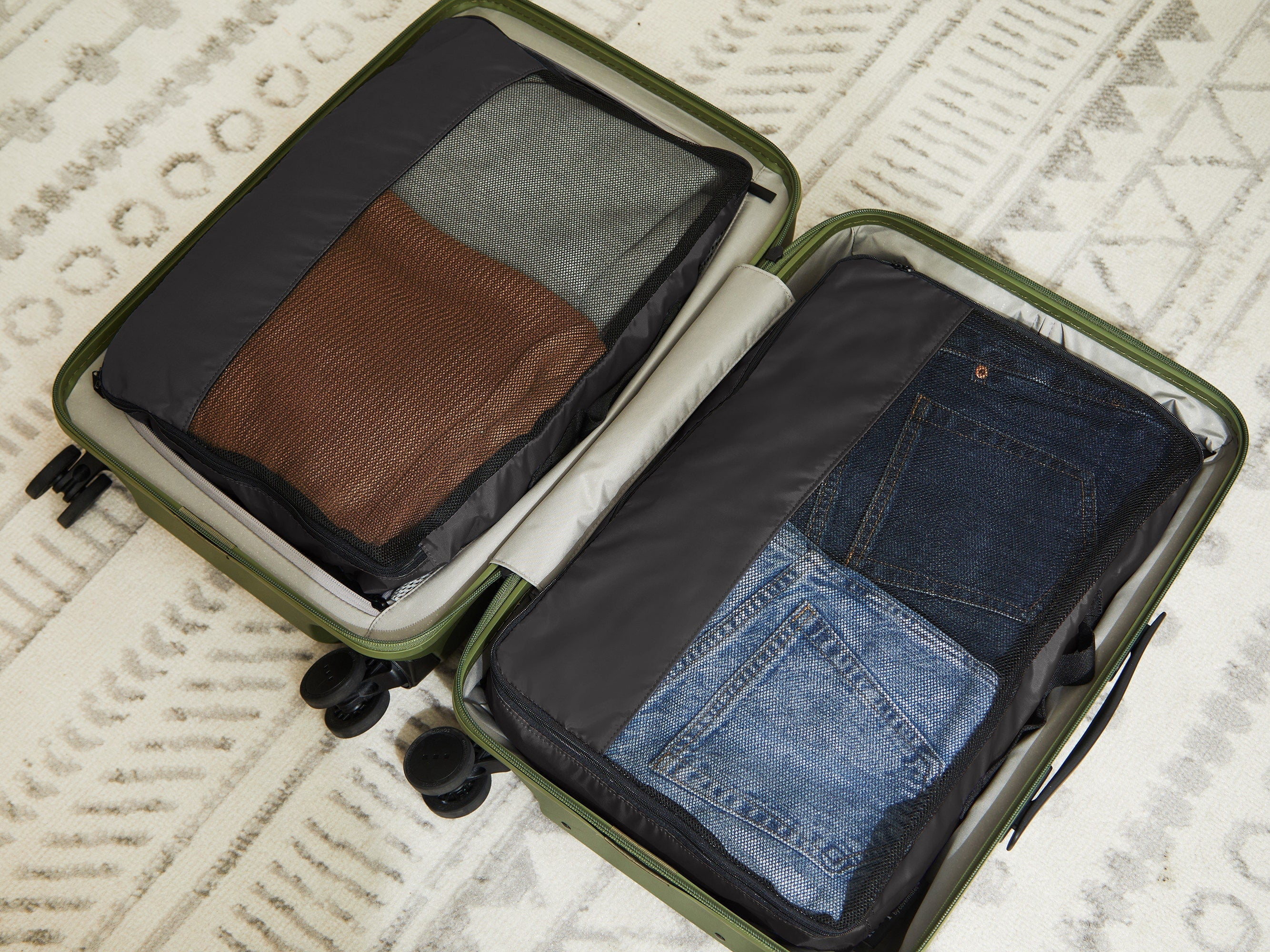 Covermates Packing Cube Set - Premium Polyester - Dual Zipper Pulls - Carrying Handle - Front Mesh Window - Travel Organization, Black