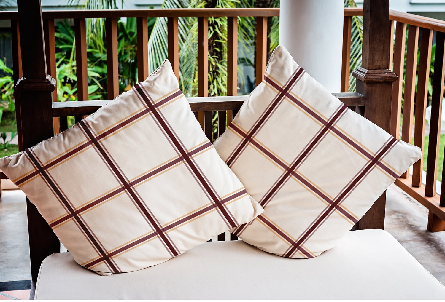 Simply Daisy 16" x 16" Geometric Indoor/Outdoor Polyester Throw Pillow, Pomegranate