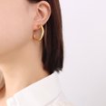 thumbnail image 2 of Temperamento japonés y coreano simple hueco en forma de C pendientes de anillo liso pendientes de mujer titanio acero chapado en oro de 18 quilates color oro F469 LingWen 9024715104823, 2 of 2