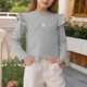thumbnail image 1 of Blusas y camisas de manga larga con cuello redondo para niños, camisa de base de color liso con estampado de corazones y mangas voladoras, blusa informal holgada y fina de poliéster para niños con cue, 1 of 5