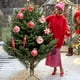 thumbnail image 4 of Adorno navideño colgante en forma de bola para árbol | Decoración navideña de plástico con forma para interiores o exteriores, 4 of 9