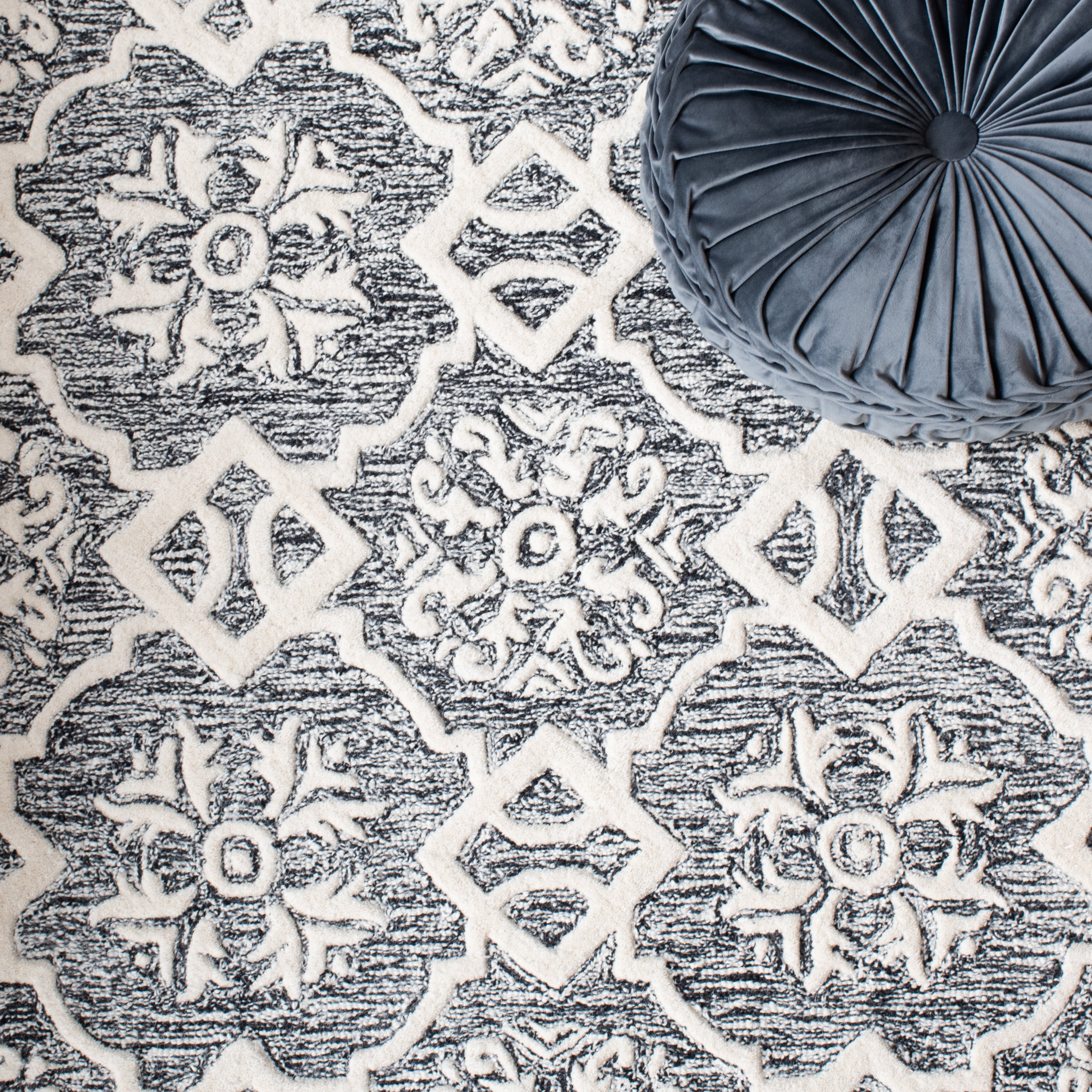 Safavieh Metro Donella Medallion Area Rug, Black/Ivory, 4' x 6'