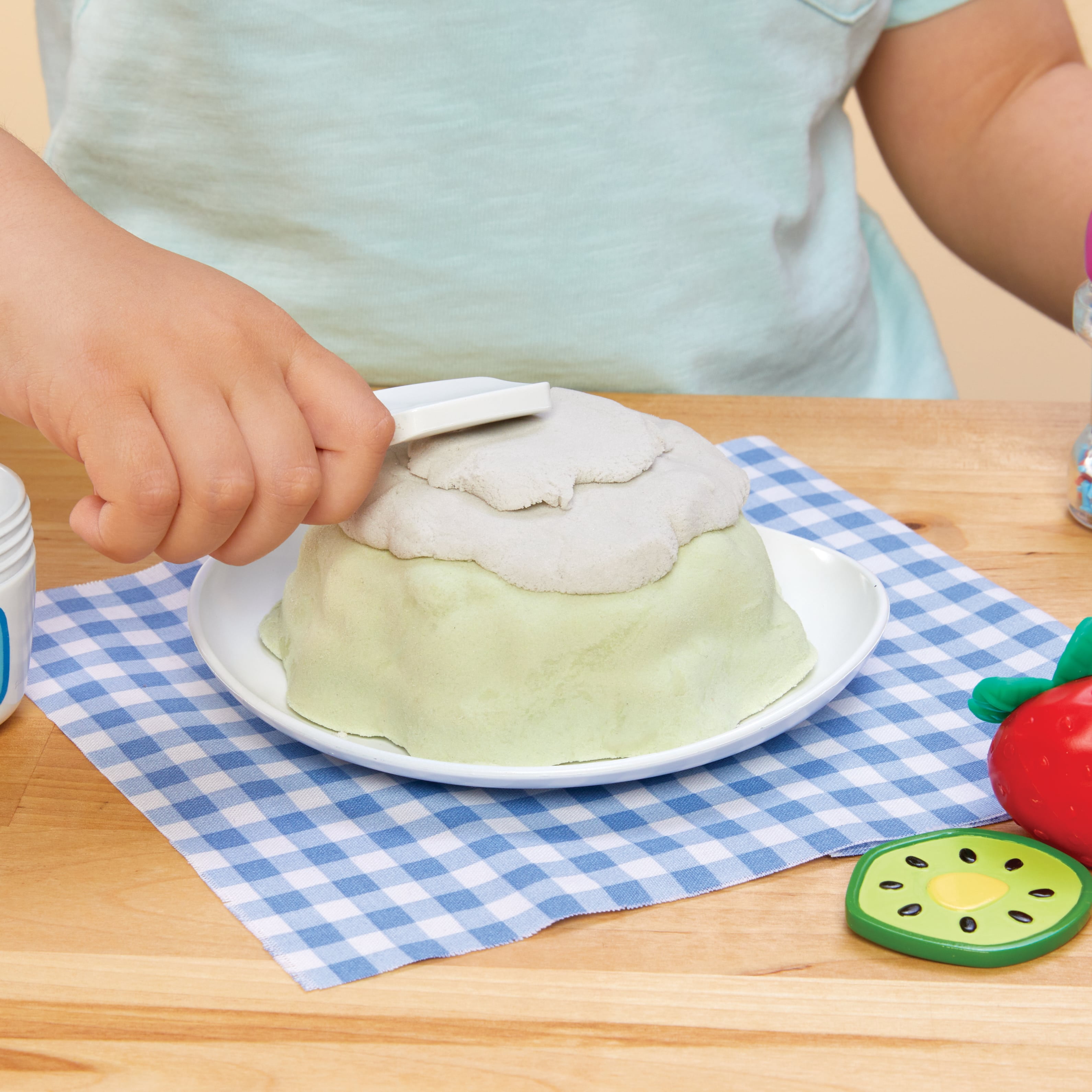 Little Tikes Creative Chefs Bluey Pavlova Kit, with Make-It Mix Play Sand, Ages 3+