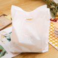 thumbnail image 4 of Paquete de 100 bolsas de mercancía blancas con troquelado. Afortunado Sencillez, 4 of 5