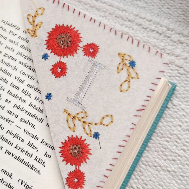 Hml 26 Letters Elegant Personalized Hand Embroidered Corner Bookmark Four Seasons Fun Bookmark Decoration Handmade Custom Letter Bookmark Hand Stitched Corner Bookmark