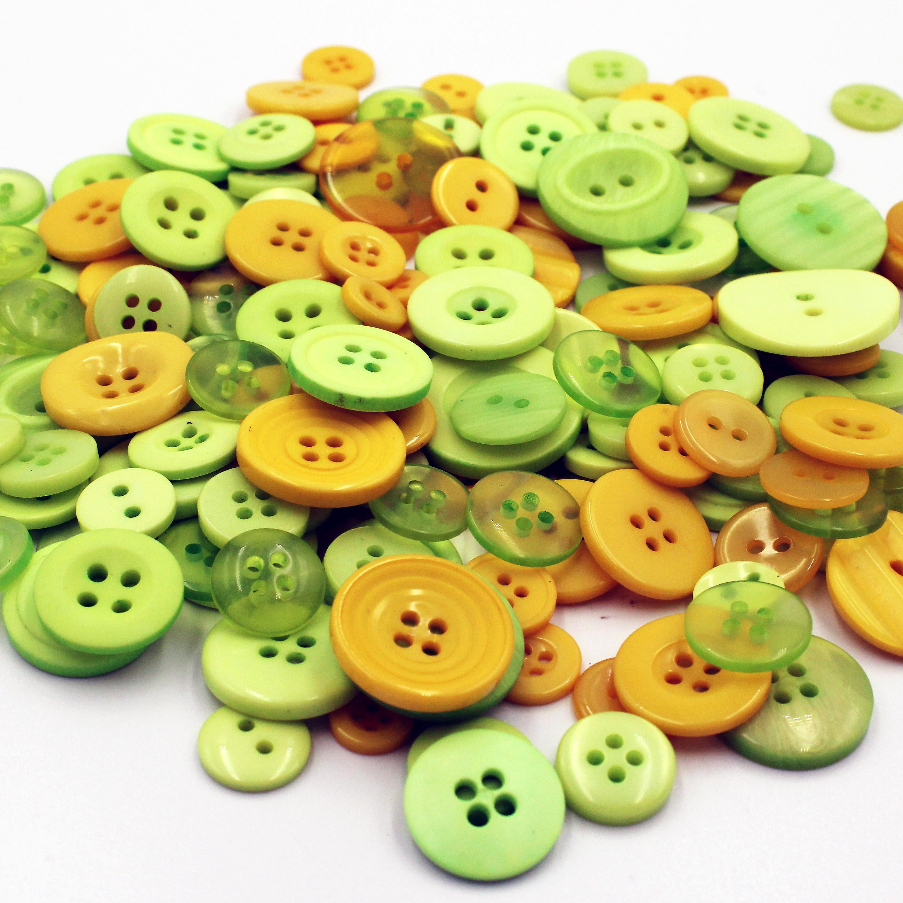 Gwen Studios Plastic Sewing Buttons Value Pack, 3.5 oz., Assorted Sizes, Green