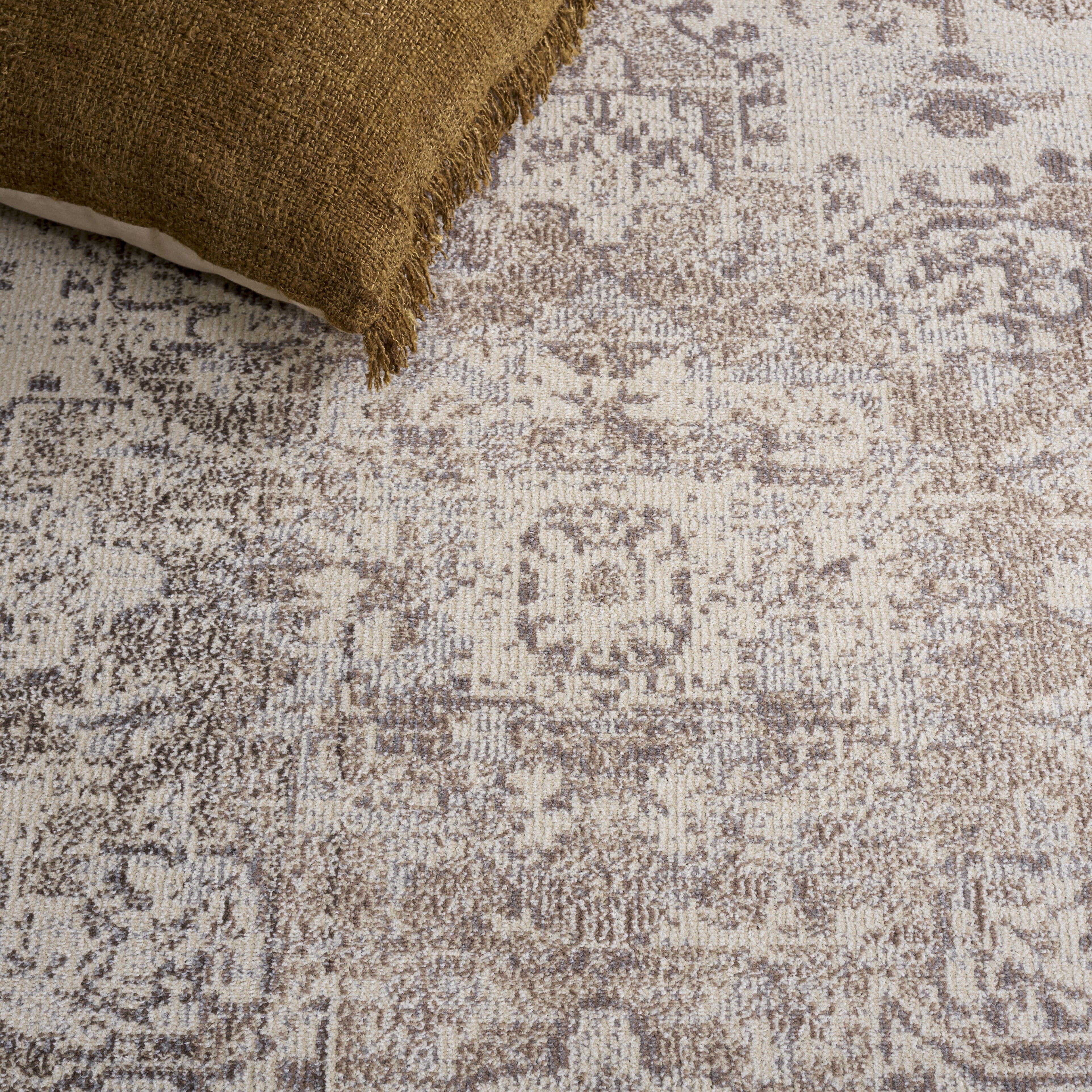 Safavieh Madison Dalia Oriental Area Rug, Ivory/Beige Gray, 5'3" x 7'6"