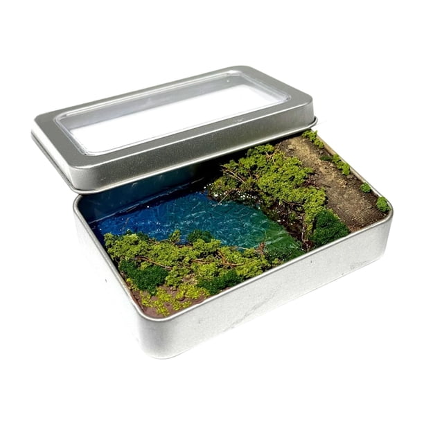 Decoración de paisaje en miniatura, adorno de escritorio de resina, artesanía hecha a mano con caja de metal. Escena de Emerald Bay