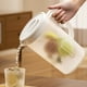 thumbnail image 4 of Jarra de plástico de 2 litros (68 oz), jarra para té helado, jarra de agua, jarra con asa para té, jugos, leche y bebidas frías o calientes (blanca), 4 of 9