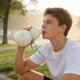 thumbnail image 1 of Botella de agua de 880 ml con forma de calabaza, correa ajustable, a prueba de fugas, plástico de grado alimenticio, gran capacidad para deportes al aire libre, senderismo, gimnasio, ciclismo, 1 of 7
