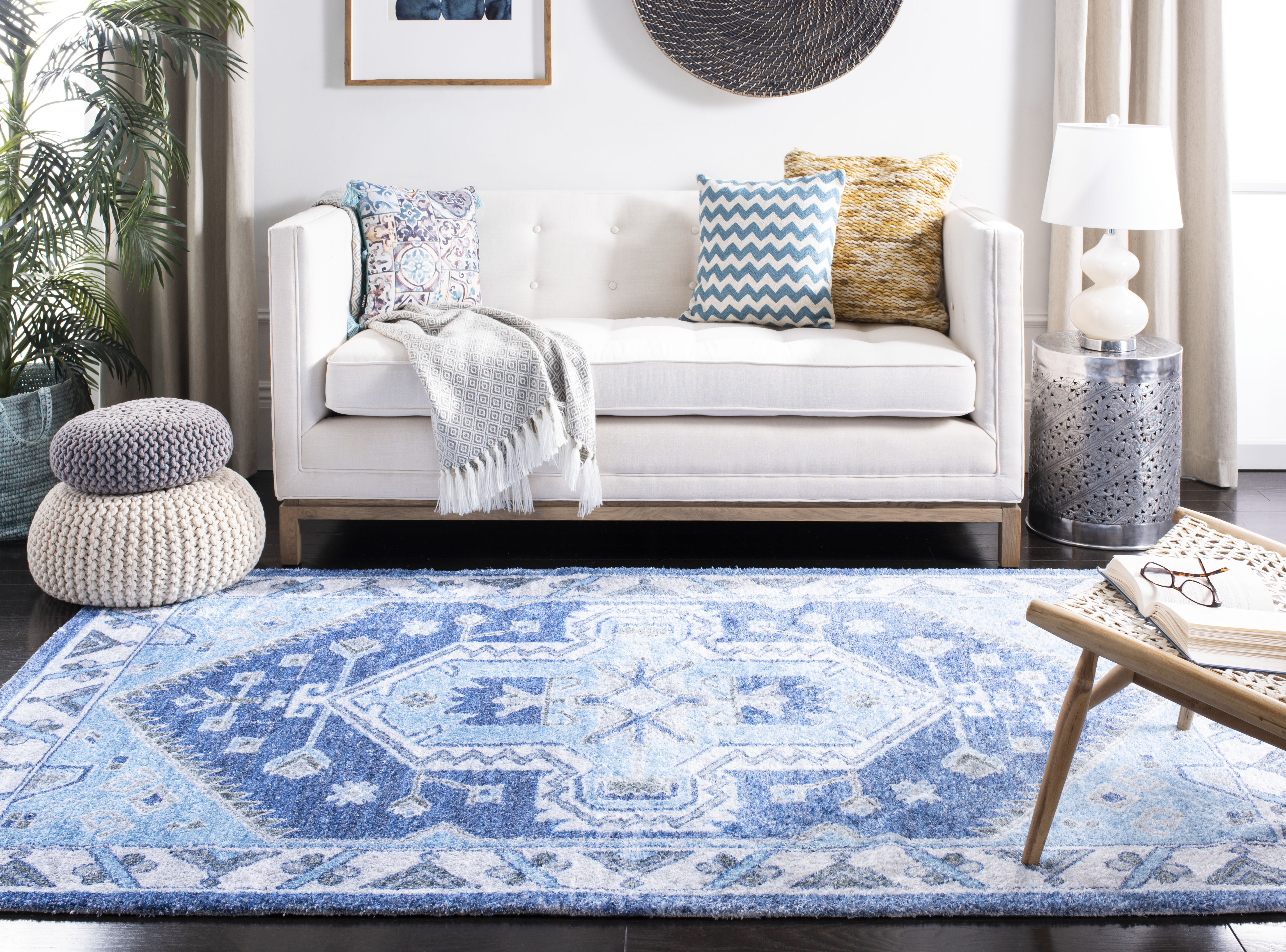 SAFAVIEH Saffron Magdalena Oriental Area Rug, Blue/Ivory, 6' x 6' Square