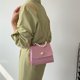 thumbnail image 5 of Adecuado para mujeres que buscan una bolsa pequeña con hebilla de perla, de moda, con cadena, para hombro, bandolera, color rosa, 5 of 5