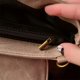 thumbnail image 2 of Bolso Mano para Mujer Bolso Mano Gran Capacidad Cuero PU A La (caqui), 2 of 9