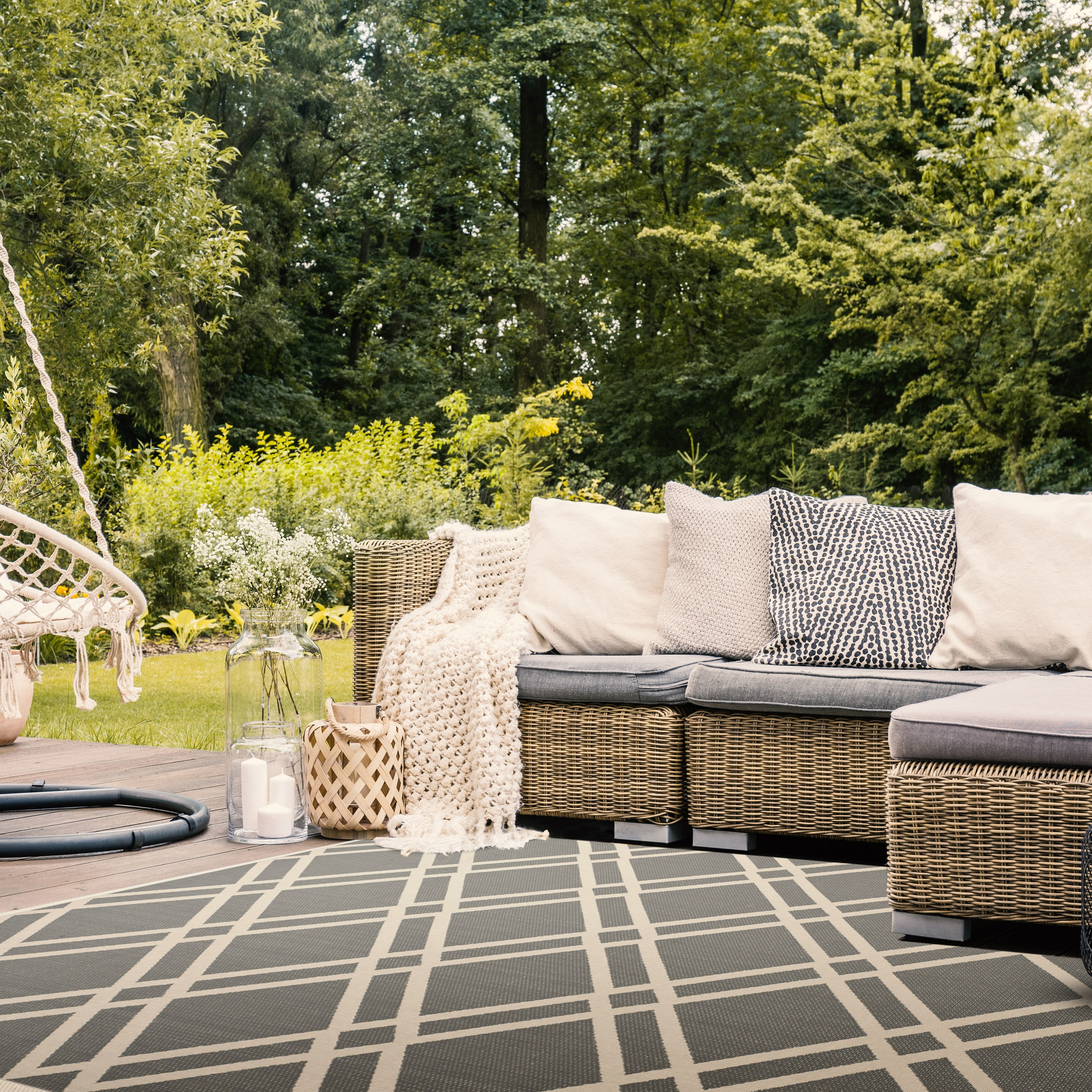 Safavieh Courtyard Jasper Geometric Indoor/Outdoor Area Rug, Anthracite/Beige, 4' x 5'7"
