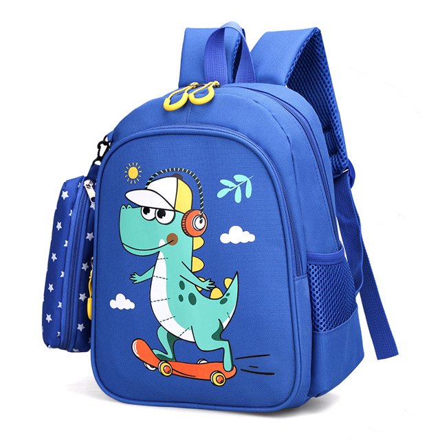 bolsa escolar moderna de impresión con de lápices con forma rectangular clásica para niñas mochila para adolescentes de tela oxford niños de bebé lindo estilo de jardín de infantes mochila escolar azul con vista frontal centrada, silueta rectangular y cremallera frontal; impresión de dinosaurio caricatura con audífonos y patineta, estuche de lápices a juego colgado, asas acolchadas, tirantes ajustables, bolsillo lateral de malla y tiradores amarillos. Tamaño aproximado 30×25×15 cm; suitable para uso escolar diario y jardín de infantes.