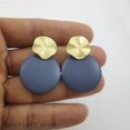 thumbnail image 1 of Pendientes de mujer de madera minimalistas de moda en oro mate geométricos E----5--Código de producto 68402 5, 1 of 4