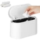 thumbnail image 1 of Mini Cubo de Basura con Tapa, Papelera de Escritorio 1.5L, Botes de Basura Pequeño, Cesta de Residuos, Almacenamiento de Desechos con 3 Rollos de Bolsas de Basura, Blanco, 1 of 4