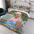 thumbnail image 3 of Un Lugar bajo el Sol Conjunto de sábanas temático, trío de piezas, cómodo y amigable con la piel, diseño único, regalo de decoración para el hogar para familiares, amigos y fans, 90 cm * 190 cm, 3 of 6