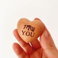 thumbnail image 3 of Xihbxyly Adorno de Corazón de Madera, Grabado "Un Pequeño Abrazo", Recuerdo Táctil, Decoración de Bolsillo, Regalo para Familiares y Amigos, Ideal para El Bolsillo o Bolso, 3,5 X 3,5 Cm, 3 of 6