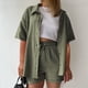 thumbnail image 3 of Conjunto de 2 piezas para mujer con camiseta de manga corta lisa y pantalones cortos: conjunto informal para el verano, tejido fácil de cuidar, 3 of 6