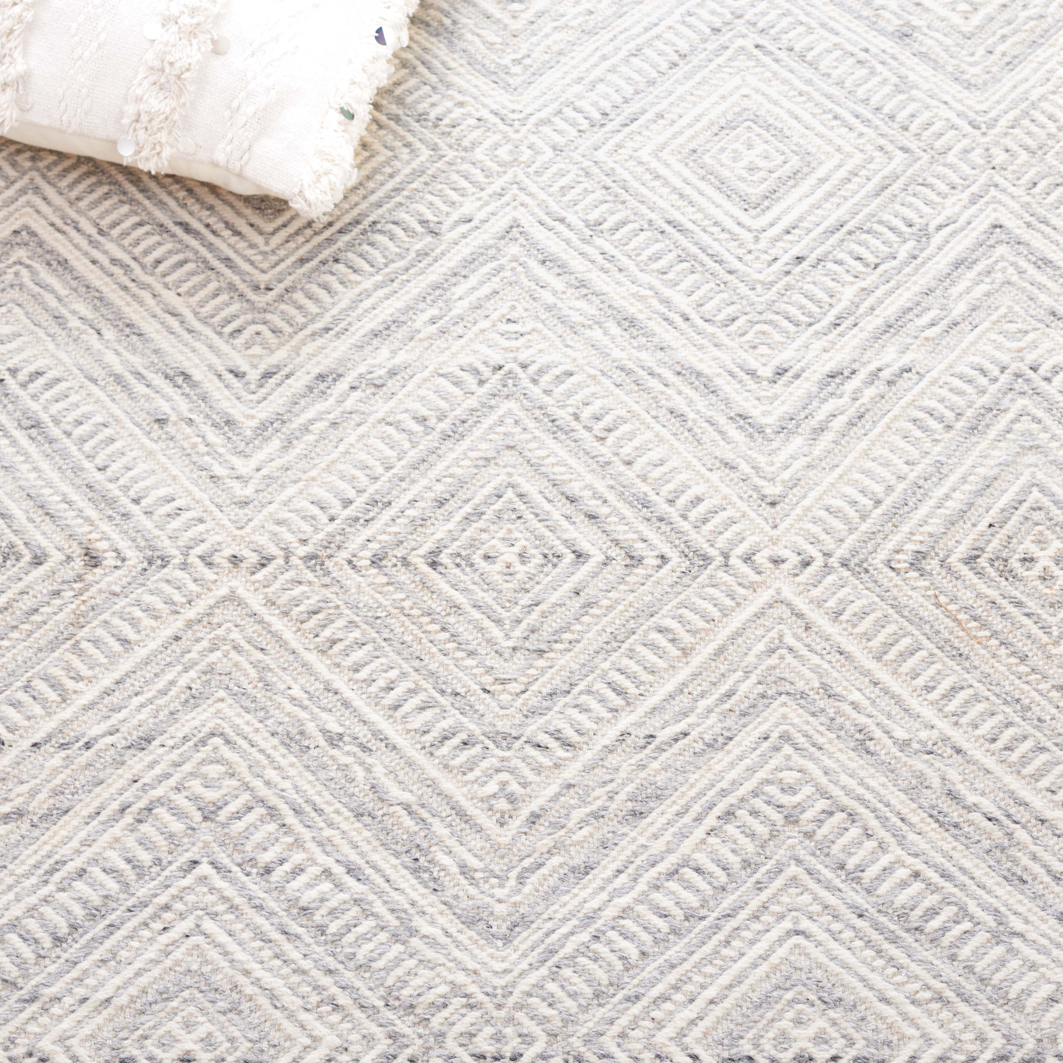 Safavieh Kilim Shannon Diamond Runner Rug, Light Gray/Ivory, 2'3" x 8'