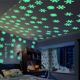 thumbnail image 4 of 50 piezas de pegatinas de pared luminosas de copos de nieve, pegatinas fluorescentes tridimensionales, pegatinas de decoración de habitación de niños de dibujos animados, regalos de Navidad, 4 of 5
