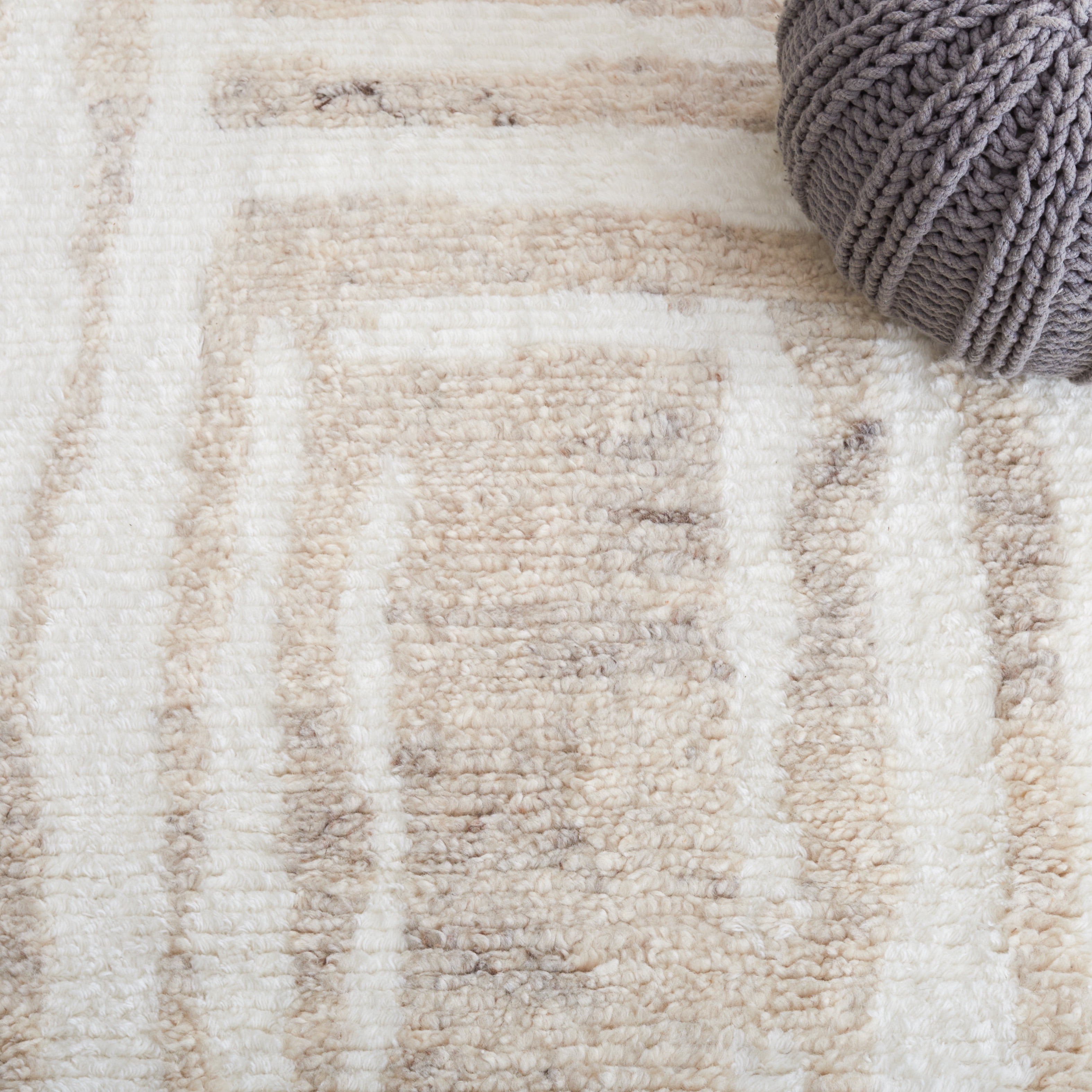 SAFAVIEH Casablanca Isaiah Geometric Area Rug, Ivory/Beige, 8' x 10'