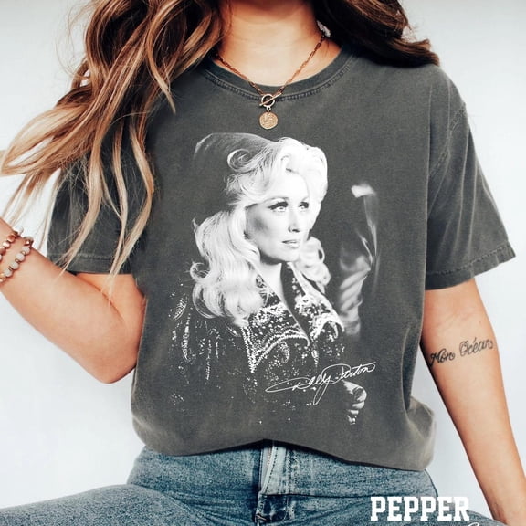 Dolly Portrait Signature Graphic T-Shirt: Vintage Style Country Music Legend Tribute Tee