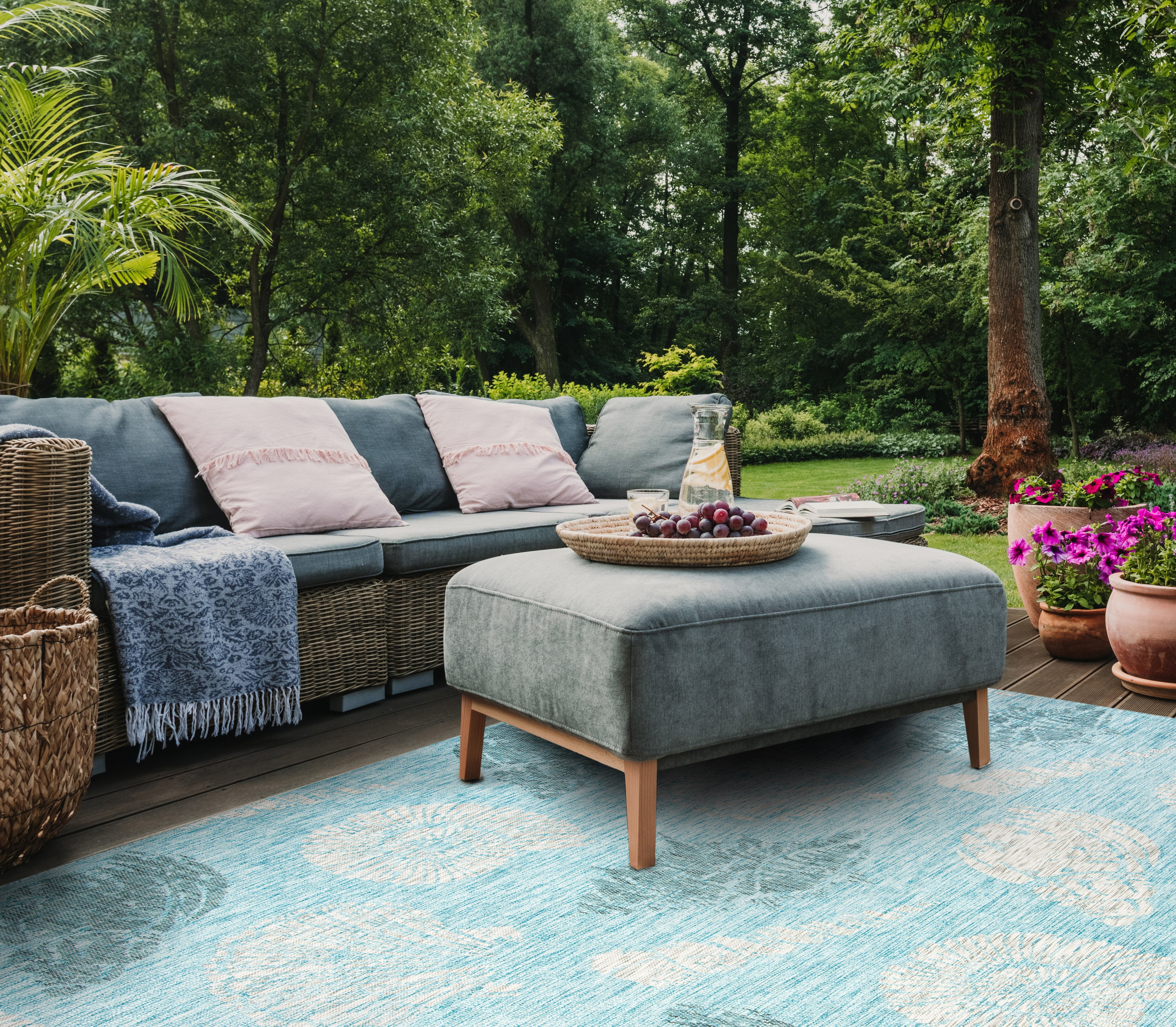 SAFAVIEH Courtyard Larry Geometric Indoor/Outdoor Area Rug, Aqua/Cream, 4' x 5'7"