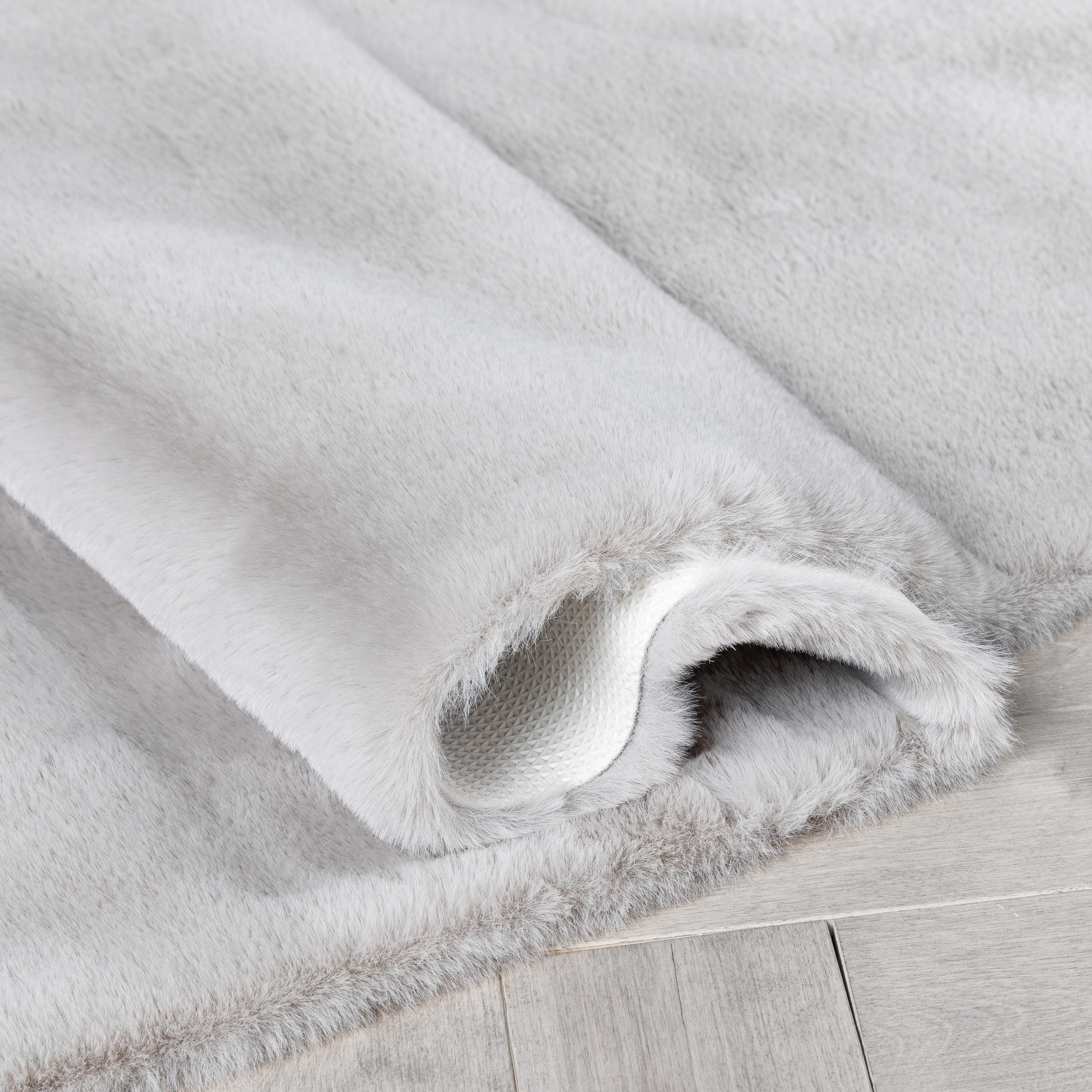 Well Woven Opal Crest Textured Solid White Modern Faux Fur 2'11" Round Rug