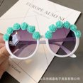 thumbnail image 1 of Gafas de sol de playa para vacaciones junto al mar, marea femenina 2022, gafas de sol para mujer, gafas de sol redondas con flores a la moda Zefei Wu  9024735118763, 1 of 1