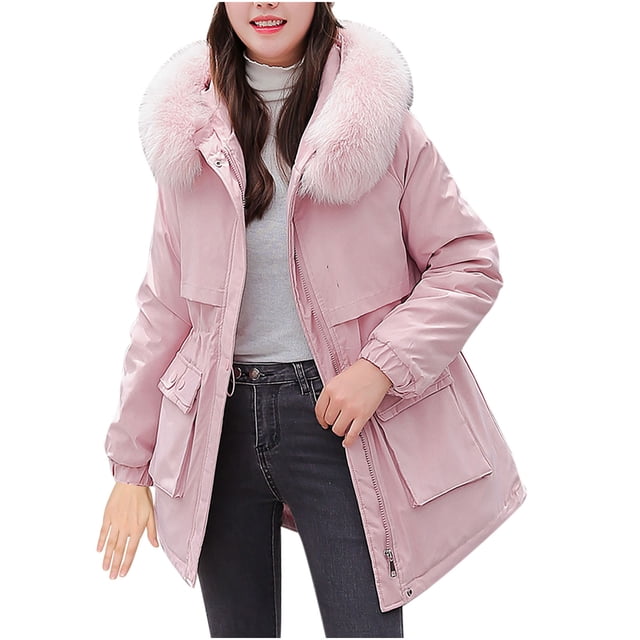 abrigo largo cálido para mujer sudadera con capucha chaqueta de cuello parkas de invierno delgadas abrigos fridja bv0+588 Rosado, vista frontal 3/4 de abrigo rosa con capucha forrada de pelo sintético, cremallera central con solapa, mangas largas con puños elásticos y dos bolsillos frontales con solapa; modelo con suéter y jeans sobre fondo blanco, ideal para uso casual en otoño e invierno y conveniente para viajes.