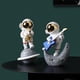 thumbnail image 3 of Adorno de astronauta YONGSHENG Kickball dorado, 3 of 5