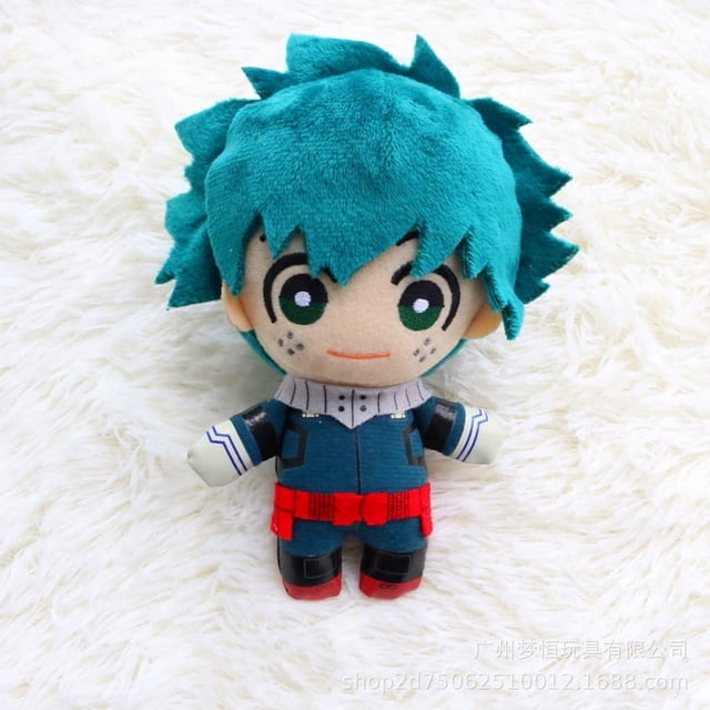 15cm my hero academia anime izuku midoriya katsuki bakugou shouto todoroki juguete colgante de peluche muñeco de peluche suave regalo — vista frontal centrada de un peluche de 15 cm representando a Izuku Midoriya; felpa corta verde en el cabello, ojos y mejillas bordadas, traje azul con cuello blanco y cinturón rojo, manos y botas pequeñas; fondo de alfombra blanca; a menudo usado como adorno de colección para fans.