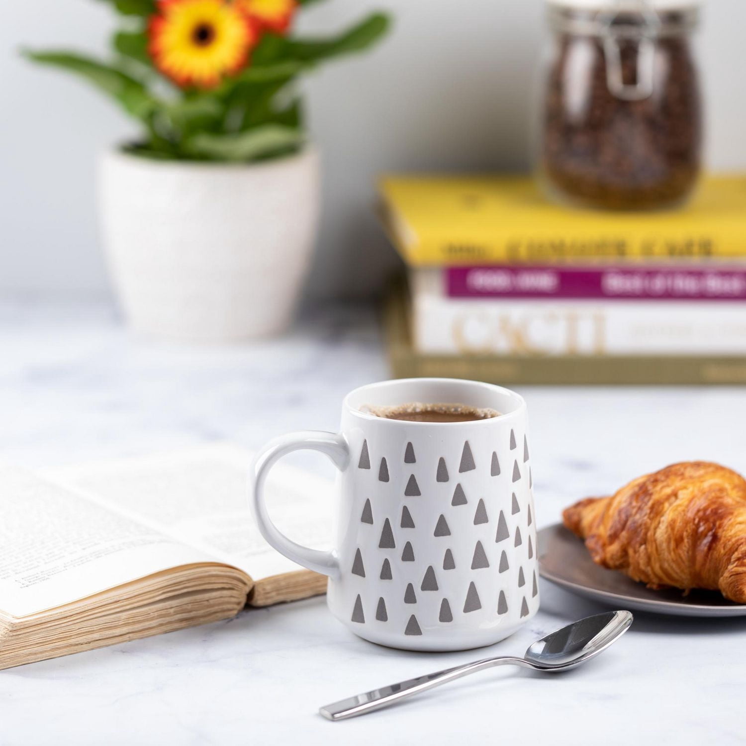 Mug Thym & Table en grès, 16 fl oz, Triangles blancs