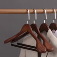 thumbnail image 2 of Red Colgador de traje flocado de madera de alta calidad, sin rastro, para el hogar y el dormitorio, 1 Uds., 2 of 5