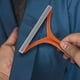 thumbnail image 4 of Quitapelusas para pelo de mascotas y pelusa de telas | Raspador de pelo para alfombras y muebles | Limpiador portátil de ropa y tapicería con tiras de tela de lana de doble diente, 4 of 6