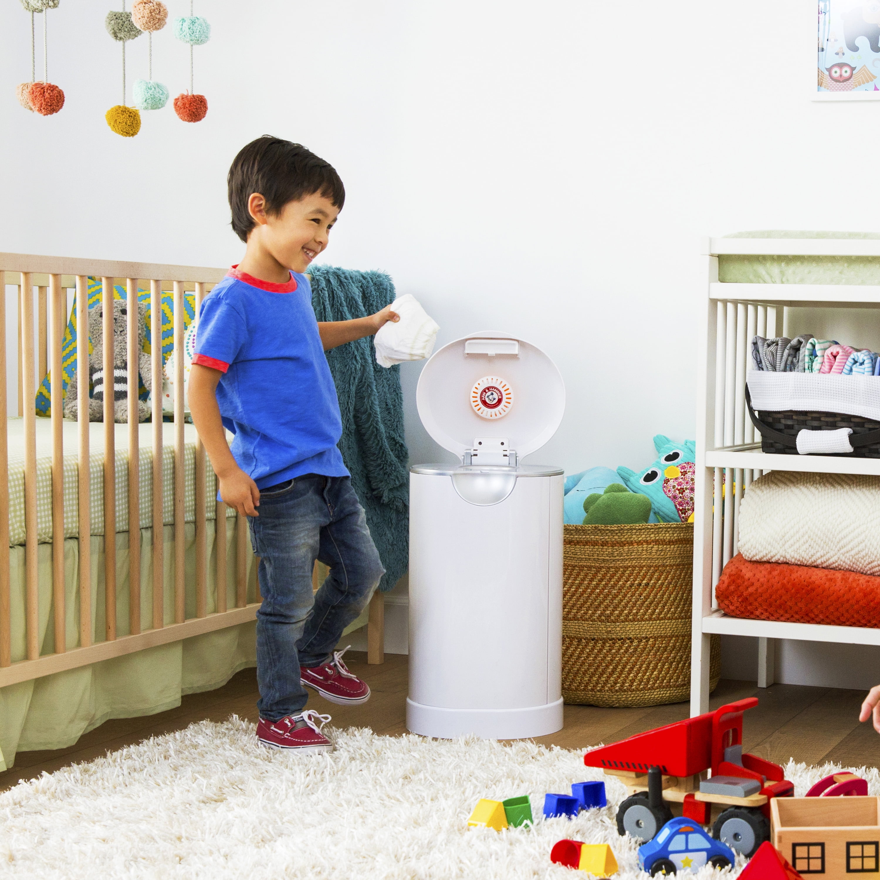 Munchkin PAIL™ Infant Diaper Pail, Proven #1 in Odor Control, Powered by Arm & Hammer, White
