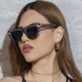thumbnail image 2 of Ruiao 2025 Gafas de sol de marca negras de diseñador de tonos premium de lujo entero Gafas de sol cuadradas para hombre para mujer, 2 of 5