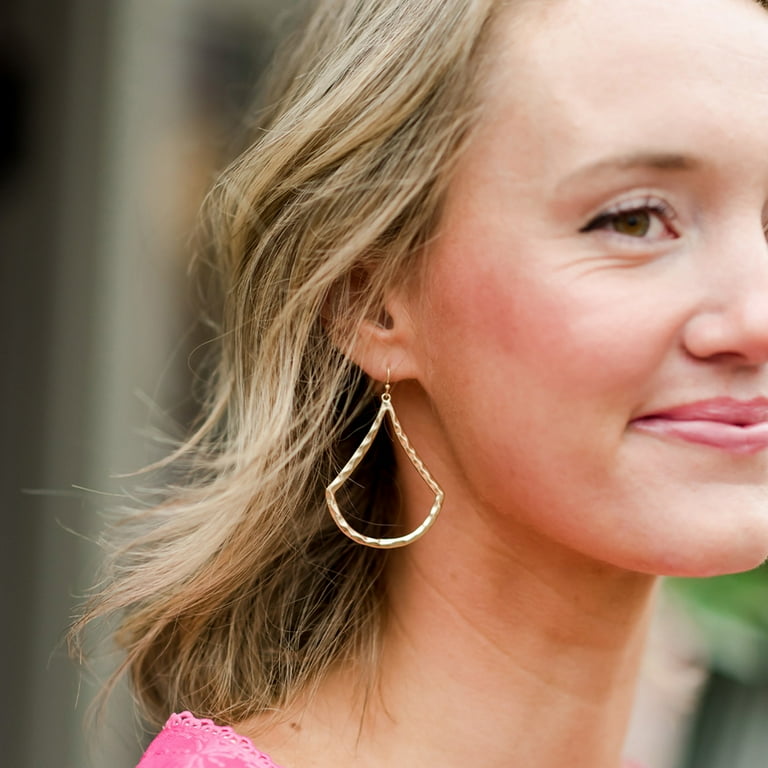 Soft blonde earrings deals