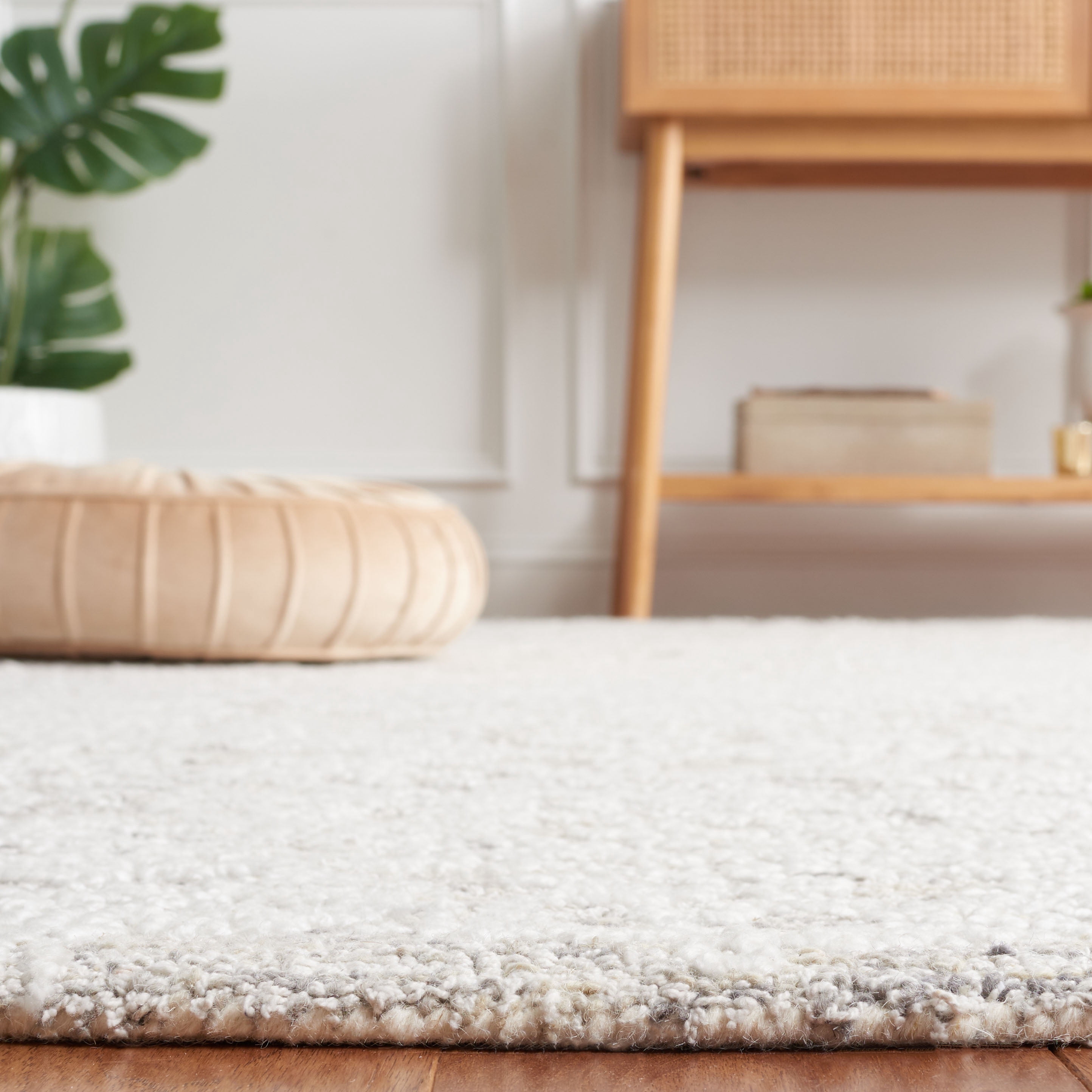 SAFAVIEH Ebony Addison Floral Area Rug, Ivory/Silver, 6' x 9'