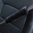 thumbnail image 4 of Abertura para cinturón de seguridad de suave piel de oveja. Cojín de cinturón de seguridad extraíble y práctico de piel de oveja sintética, con cómoda protección para los hombros (negro)., 4 of 5